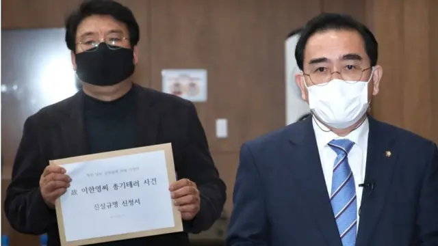 국민의힘 태영호 의원(오른쪽)과 피랍탈북인권연대 도희윤 대표가 지난 22일 국회 소통관에서 북한 간첩에 의한 고 이한영씨 테러사건에 대해 정부의 공식인정과 유족에 대한 명예회복이 이뤄져야 한다며 진실화해를 위한 과거사정리위원회에 진실규명 신청서를 신청한다는 기자회견을 하고 있다