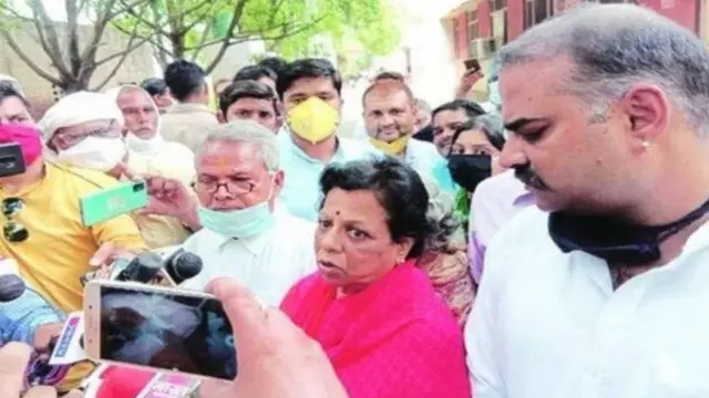 मीडिया से बात करती हुईं राजा मान सिंह की बड़ी बेटी दीपा कुमारी