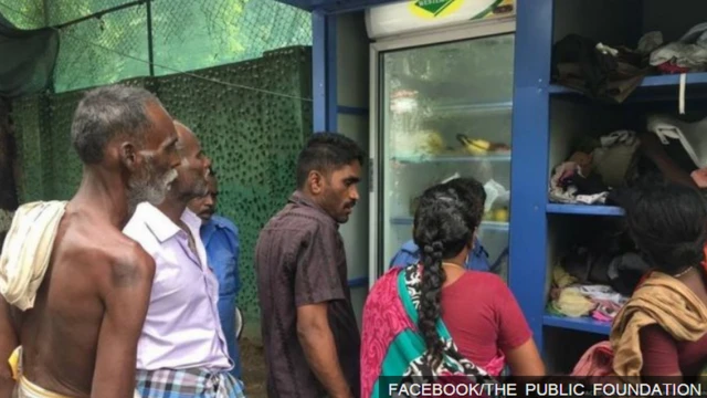 फ्रीज से मुफ्त खाना लेते लोग