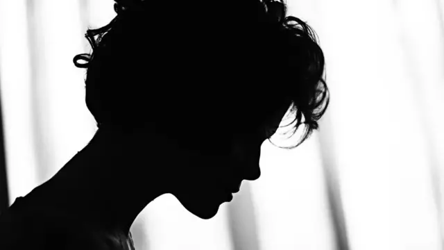 Silueta de un joven.