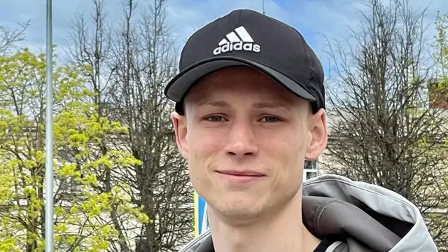 يقول دنيس إن الكثير من كبار السن يلقون باللوم على الناتو والغرب في هذه الأزمة فيما يفكر الشباب بشكل مختلف