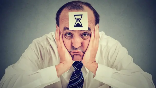 Hombre maduro procrastinando.