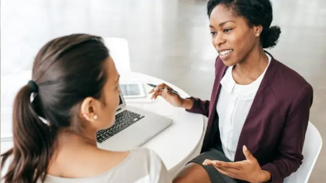 Duas mulheres conversandoaplicativo n1betuma reuniãoaplicativo n1bettrabalho