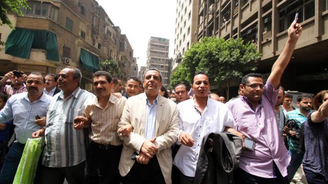 Le président du syndicat de la presse égyptienne Yahya Kallash, son secrétaire général et le chef du comité des libertés marche devant le palais de justice au Caire le 4 Juin 2016.