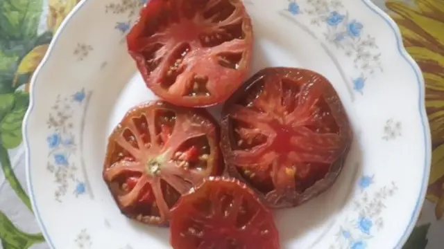 কাটা কালো টমেটো