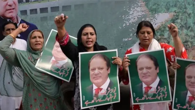 सड़कों पर नवाज़ के लिए रैली