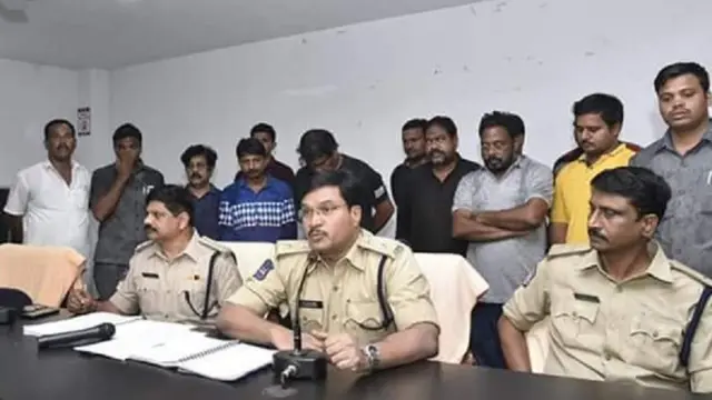 నిందితులను మీడియాకు చూపుతున్న నల్లగొండ పోలీసులు