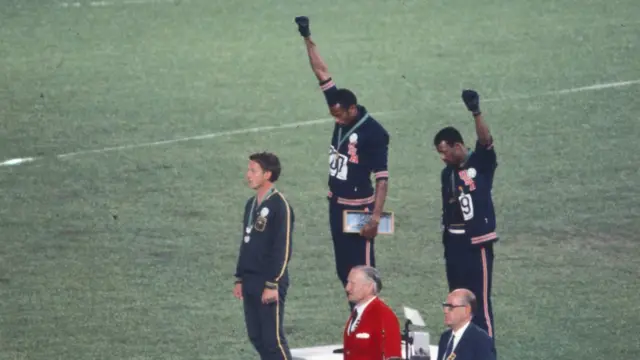 Tommie Smith y John Carlos protestan con el puño en alto en los Juegos Olímpicos de 1968