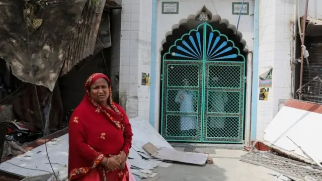 मस्जिद के सामने खड़ी महिला