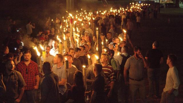 12日の衝突前夜、バージニア大学で集まった白人国家主義者たち（11日、米バージニア州シャーロッツビル）