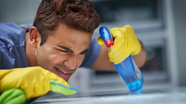 Chico limpiando con tesón