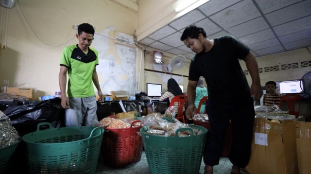 ภาพทีมงานฮาซันแพ็คอาหารทะเลตากแห้ง