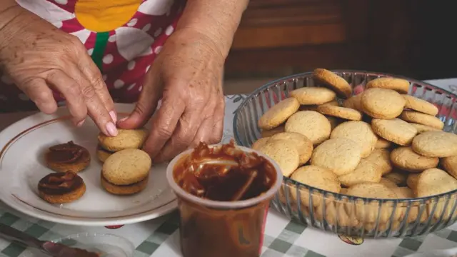 Mulher preparando alfajor