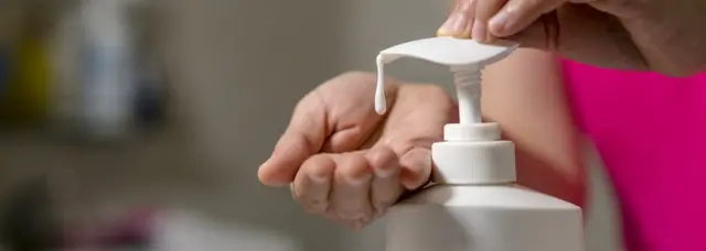 Žena stavlja šampon na ruku