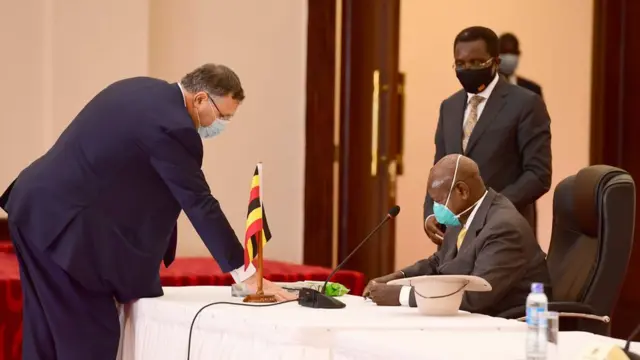 Perezida wa Uganda Museveni asinya