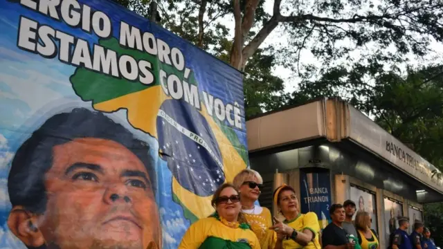 manifestantes pro moro