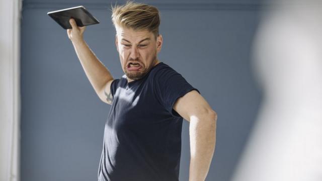 Homem com expressãocassino com bonus de depositoódio