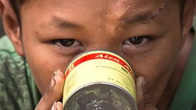 Anak jalanan menggunakan lem untuk apa yang mereka sebut "ngefly"