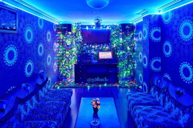 북한 호텔 내부 노래방