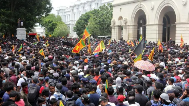 কলম্বোতে প্রেসিডেন্ট ভবনের চত্বরে জোর করে ঢুকে পড়ে শত শত বিক্ষোভকারী ০৯/০৭/২০২২
