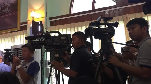 အေအေရဲ့တောင်းဆိုချက်တခုဖြစ်တဲ့ ကွန်ဖက်ဒရေးရှင်းဟာ ဒီမိုကရေစီနဲ့ ဖယ်ဒရယ် စနစ်ကိုဆန့်ကျင်နေတယ်လို့လည်း တပ်မတော် သတင်းမှန် ပြန်ကြားရေး အဖွဲ့က ဗိုလ်ချုပ်စိုးနိုင်ဦးက ပြောပါတယ်။