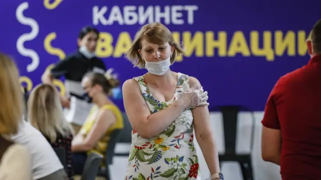 женщина выходит из кабинета вакцинации в москве