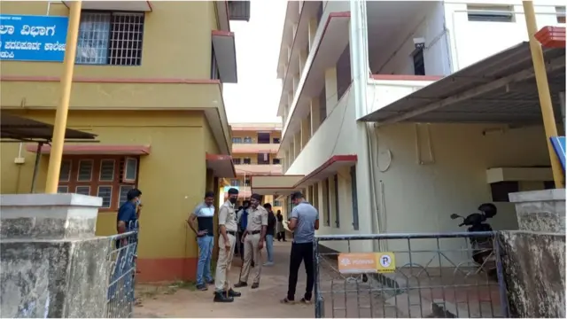 ముస్లిం విద్యార్ధినులు హిజాబ్ ధరించడంపై కర్ణాటకలోని కొన్ని ప్రాంతాలలో నిరసనలు వ్యక్తమవుతున్నాయి.