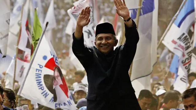 Amien Rais saat kampanye sebagai calon presiden pada 26 Juni 2004.