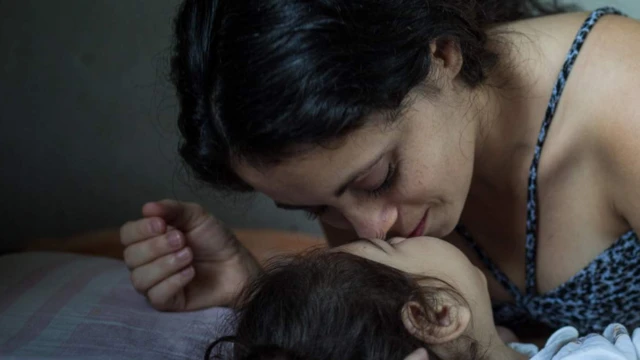 Madre besa a su hija