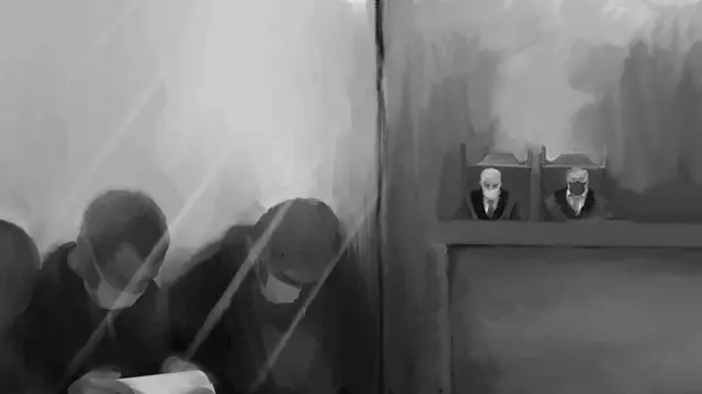 Черно-белый рисунок. Солдаты за стеклом в зале суда