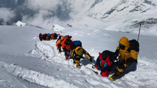 महाराष्ट्राच्या सहा आणि एकूण आठ भारतीयांनी या अन्नपूर्णा शिखरावर तिरंगा फडकवला.