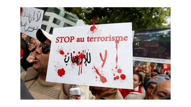 Участники акции протеста в Тунисе