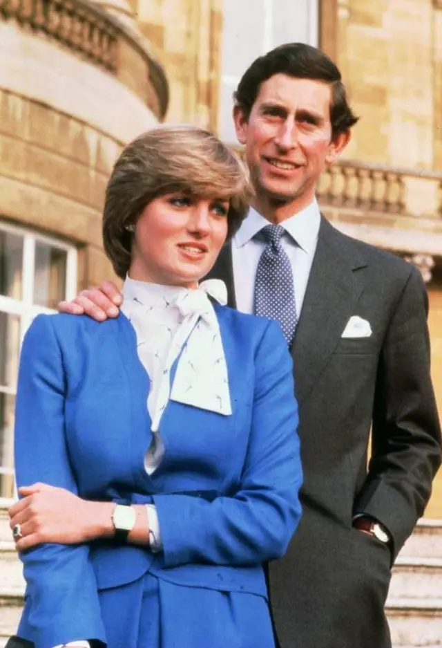 戴安娜王妃和查尔斯王子的官方订婚照片