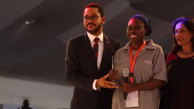 Mahassin Quadri dey collect award