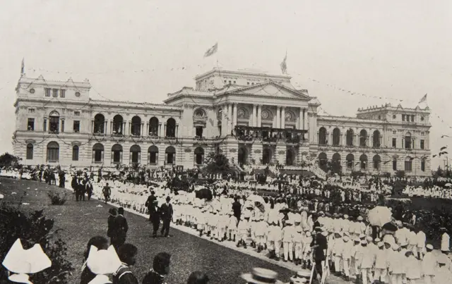 Um desfilebetano jogo aviatorfrente ao museu, no dia 7betano jogo aviatorsetembrobetano jogo aviator1912. O imaginário ufanista da Independência ainda hoje assombra o local