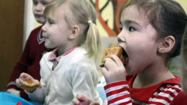 Дети едят сэндвич