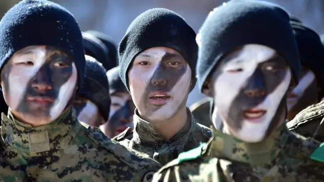 겨울 훈련 중인 한국 군인. 한국에서는 남자는 군대에 다녀와야 완전한 사회 구성원이 된다는 의식이 있지만 탈북 남성은 병역 면제 대상이다. (김 씨의 얼굴은 신변 보호를 위해 공개할 수 없다.)