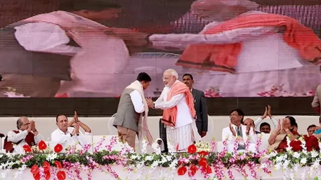 પાટીદાર આગેવાન નરેશ પટેલ સાથે તત્કાલીન મુખ્ય મંત્રી નરેન્દ્ર મોદી