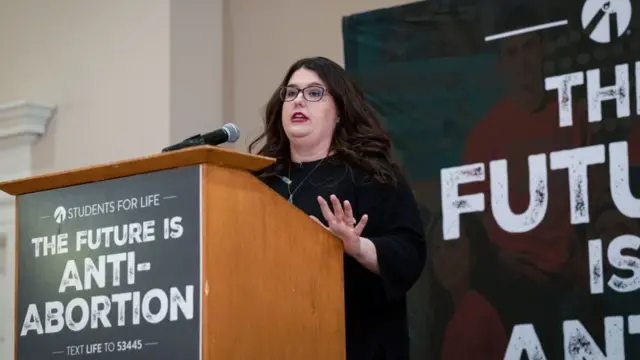 در دنیای پس از ممنوعیت سقط جنین، کریستن هاوکینز میخواند که سقط جنین موضوعی «دور از ذهن» باشد