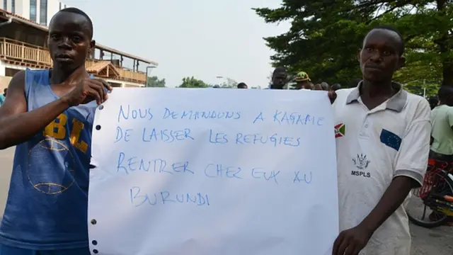 Des manifestants demandent au président rwandais de "laisser les réfugiés [burundais] rentrer chez eux".