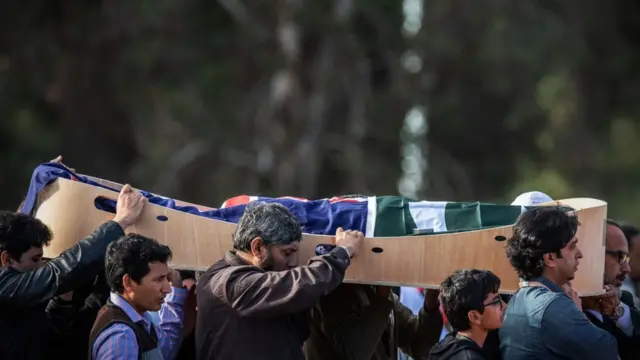 مشيعون يحملون جثمان أحد الضحايا