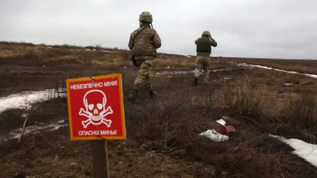 Sınırda devriye gezen Ukrayna askerleri