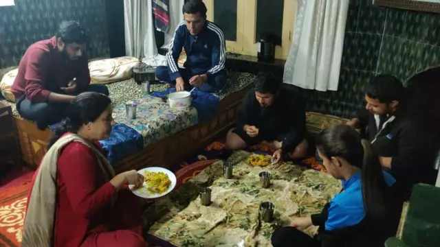 जम्मूत अडकलेले तरूण