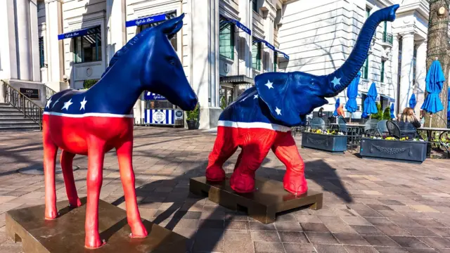 Un cheval et un éléphant