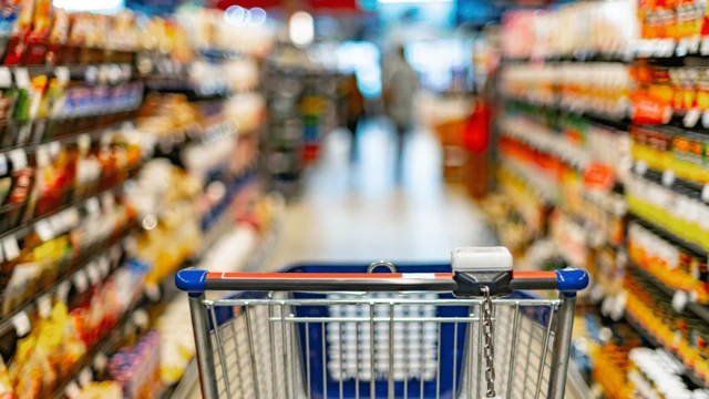 超市通道裡的一輛購物車。