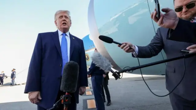 Donald Trump, en la pista de un aeropuerto en Florida, habla ante los micrófonos antes de abordar el avión presidencial