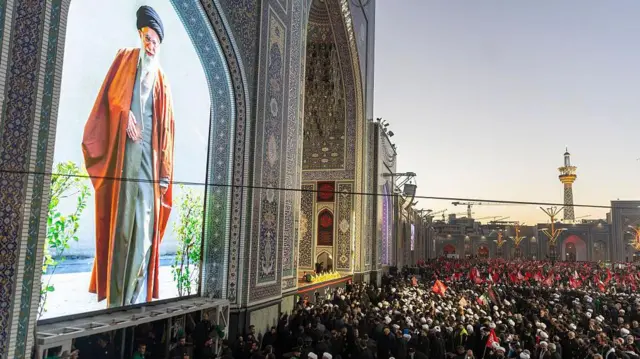 Kerumunan orang berjumlah besar menghadiri pemakaman mantan pemimpin tertinggi Iran mendiang Ayatollah Ali Khamenei di Kompleks Makam Imam Reza, Mashhad, Iran, 9 Juli 2026.