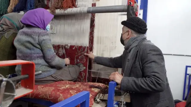 Within Afghanistan, carpets sell for far less - between $100-$150 per square metre. Needing money to help support their families and having few options for employment, workers are trapped in low-paid labour.
ในอัฟกานิสถาน พรมที่ขายได้ก็ราคาถูกมากกว่า ราว 100-150 ดอลลาร์สหรัฐ ต่อตารางเมตร ขณะที่ความต้องการหาเงินเพื่อจุนเจือครอบครัว และทางเลือกที่มีอยู่ไม่มากนักสำหรับแรงงาน ทำให้พวกเขาต้องติดอยู่ในกับดักแรงงานราคาถูก
