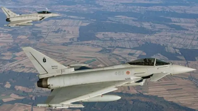 Deux eurofighters dans l'air.