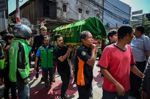 Sejumlah warga mengusung keranda jenazah korban insiden pada Aksi 28 Agustus, Affan Kurniawan di kawasan Menteng, Jakarta, Jumat (29/8/2025). Pengemudi ojek online Affan Kurniawan meninggal dunia usai terlindas mobil rantis Brimob saat Aksi 28 Agustus. 